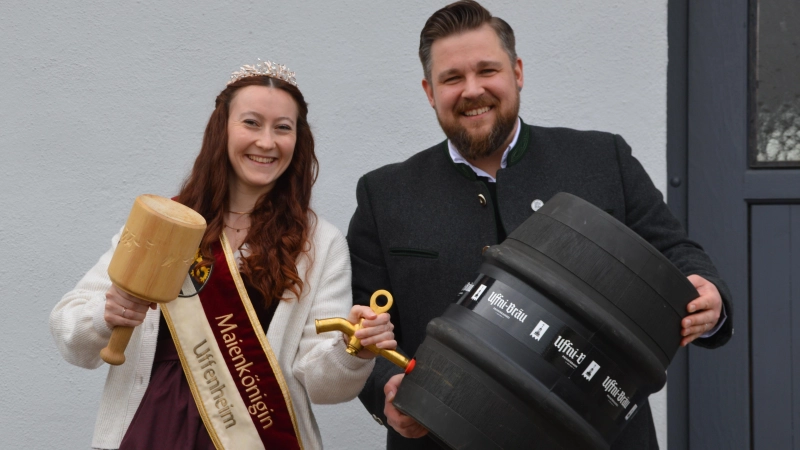 Freuen sich schon aufs erste Fass „Frühlingserwachen”: Uffni-Brauer Christian Konyen und Noch-Maienkönigin Julia Anwander. (Foto: Johannes Zimmermann)