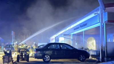 Am Dienstagabend ist eine Autowerkstatt in der Würzburger Straße in Brand geraten. (Foto: Manfred Blendinger)