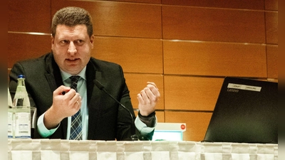 Kämmerer Christian Jakobs – hier bei den Haushaltsberatungen – kann sich über Rekordeinnahmen bei der Gewerbesteuer freuen. (Foto: Evi Lemberger)