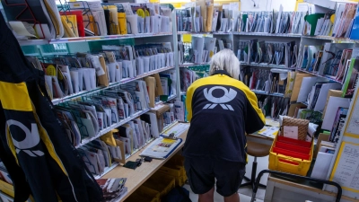 Ab 2025 bleibt der Deutschen Post mehr Zeit für die Zustellung von Briefen und Paketen. (Foto: Jens Büttner/dpa/dpa-tmn)