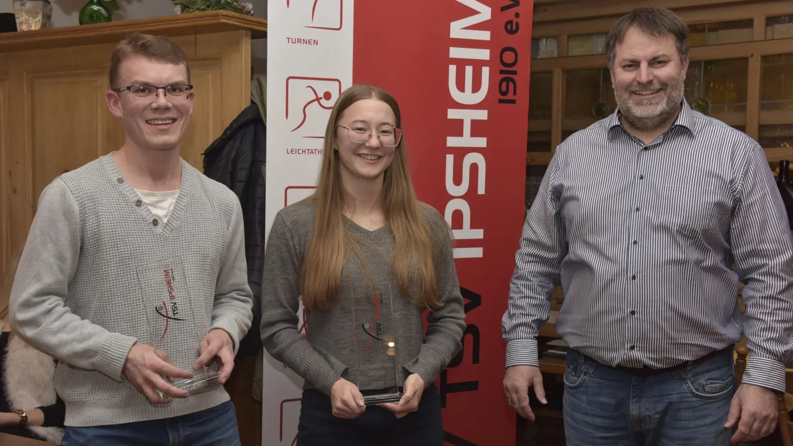 Hannes Seemann und Carina Kilian wurden von Jochen Prinzkosky (von links) zum Sportler und zur Sportlerin des Jahres ernannt. (Foto: Ernst Ripka)