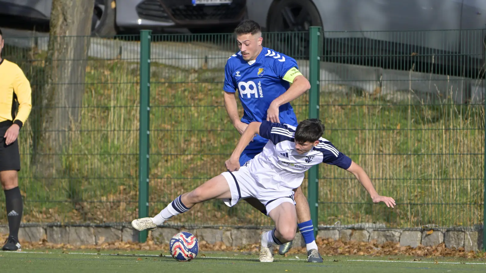 In der Landesliga Nordost kassierte Kapitän Timur Zenginer (blaus Trikot) mit seinem SVG Steinachgrund eine bittere 2:6-Heimpleite gegen den SC 04 Schwabach (Benjamin Papp). (Foto: Martin Rügner)