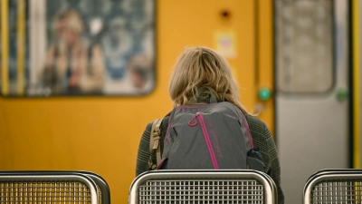 Die Berliner Grünen wollen die Sicherheit für weibliche Fahrgäste verbessern und schlagen spezielle Frauen-Abteile in der U-Bahn vor. (Archivbild) (Foto: Niklas Graeber/dpa)