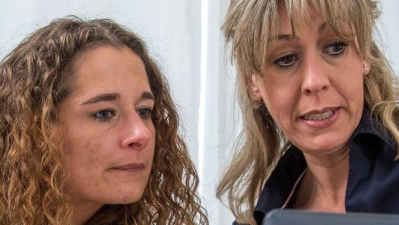 Steuerhilfe unter Freunden: Software erklären und Belege sortieren geht meist klar. Bei zu viel Hilfe könnte Ärger mit dem Finanzamt drohen. (Foto: Christin Klose/dpa Themendienst/dpa-tmn)