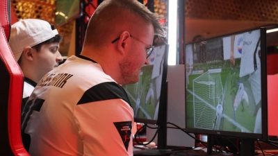 Niklas Rank (22) sitzt seit dieser Saison im Trikot des e-Sport-Bundesligisten SSV Ulm vor dem Bildschirm. Auch am DFB-ePokal nimmt er mit den Spatzen teil. (Foto: SSV Ulm 1846 Fußball)