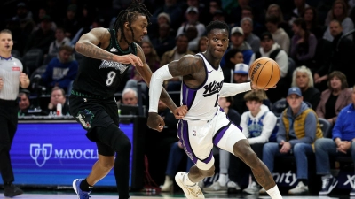 Dennis Schröder (r) erzielte 17 Punkte für die Kings, zum Sieg in Minnesota reichte es aber nicht.  (Foto: Matt Krohn/AP/dpa)