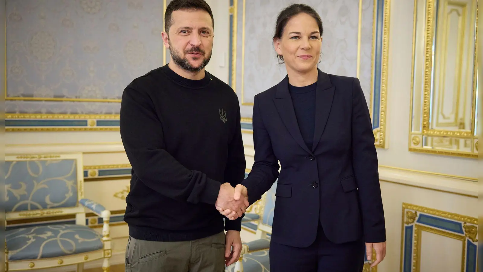 Der ukrainische Präsident Wolodymyr Selenskyj und Bundesaußenministerin Annalena Baerbock (Grüne) haben sich schon mehrfach getroffen in Kiew, um über deutsche Hilfen im Kampf gegen Russlands Angriffskrieg zu sprechen. (Archivbild) (Foto: Ukrainian Presidential Press Office/dpa)