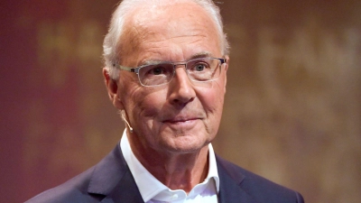 Die versammelte Fußball-Prominenz ehrte Franz Beckenbauer beim Ballon d&#39;Or.  (Foto: Ina Fassbender/dpa)