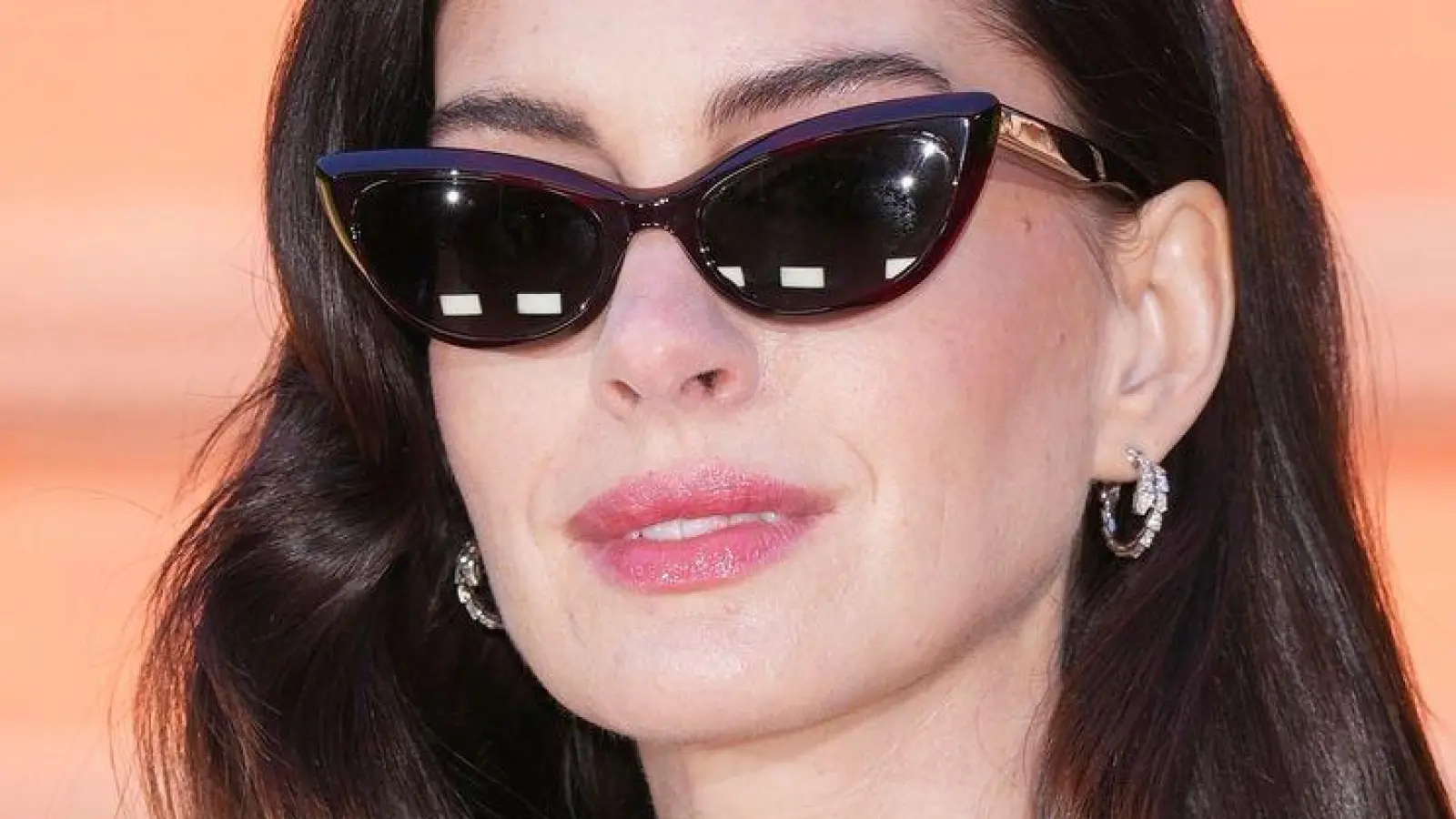 Anne Hathaway ist dieses Jahr gleich mehrmals im Kino zu sehen. Neben „Mother Mary“ läuft derzeit „Der Teufel trägt Prada 2“. (Archivbild) (Foto: Scott A Garfitt/Invision/AP/dpa)