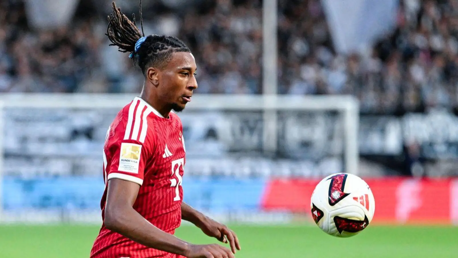 Bayern-Star Michael Olise ist bei europäischen Topclubs heiß begehrt. (Archivbild) (Foto: Uwe Anspach/dpa)
