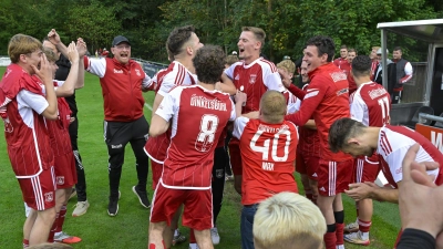 Ausgelassen bejubelten die Spfr Dinkelsbühl den ersten Sieg gegen den FV Uffenheim seit 2019, zu Hause war es gar der erste seit 2013. (Foto: Martin Rügner)