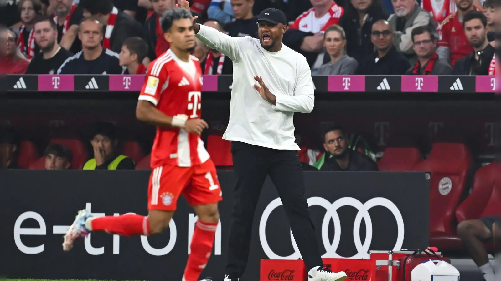 Vincent Kompany (r) gönnt dem gesperrten Luis Díaz einen Kurzurlaub. (Foto: Sven Hoppe/dpa)