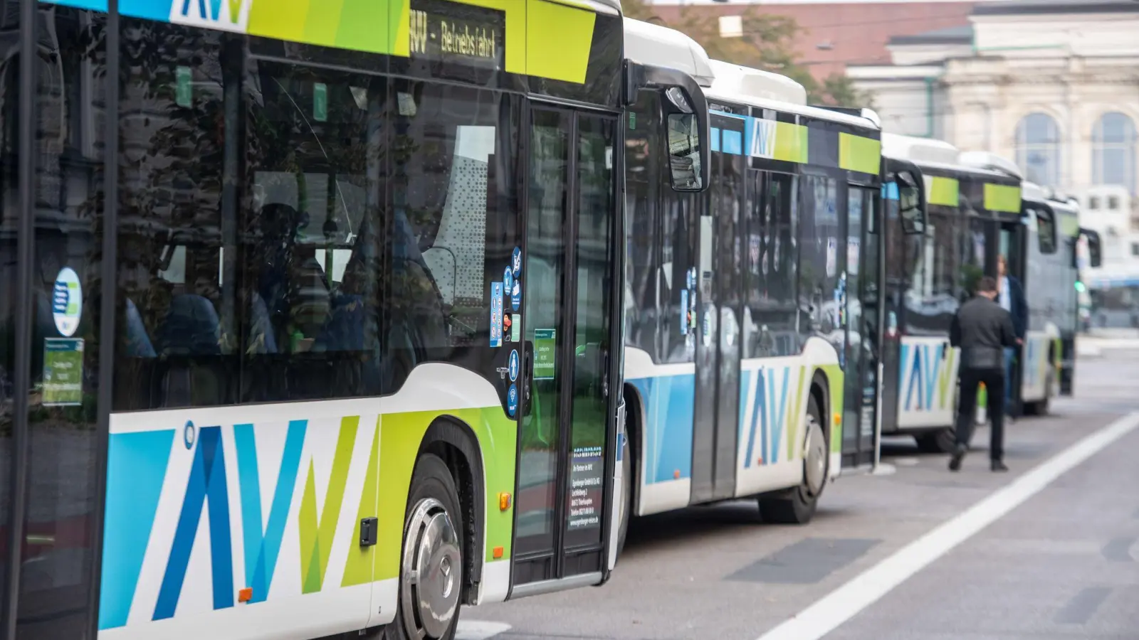 Die Stadtwerke Augsburg passen ihren Bustakt an, weil es an Personal fehlt. (Archivbild) (Foto: Stefan Puchner/dpa)