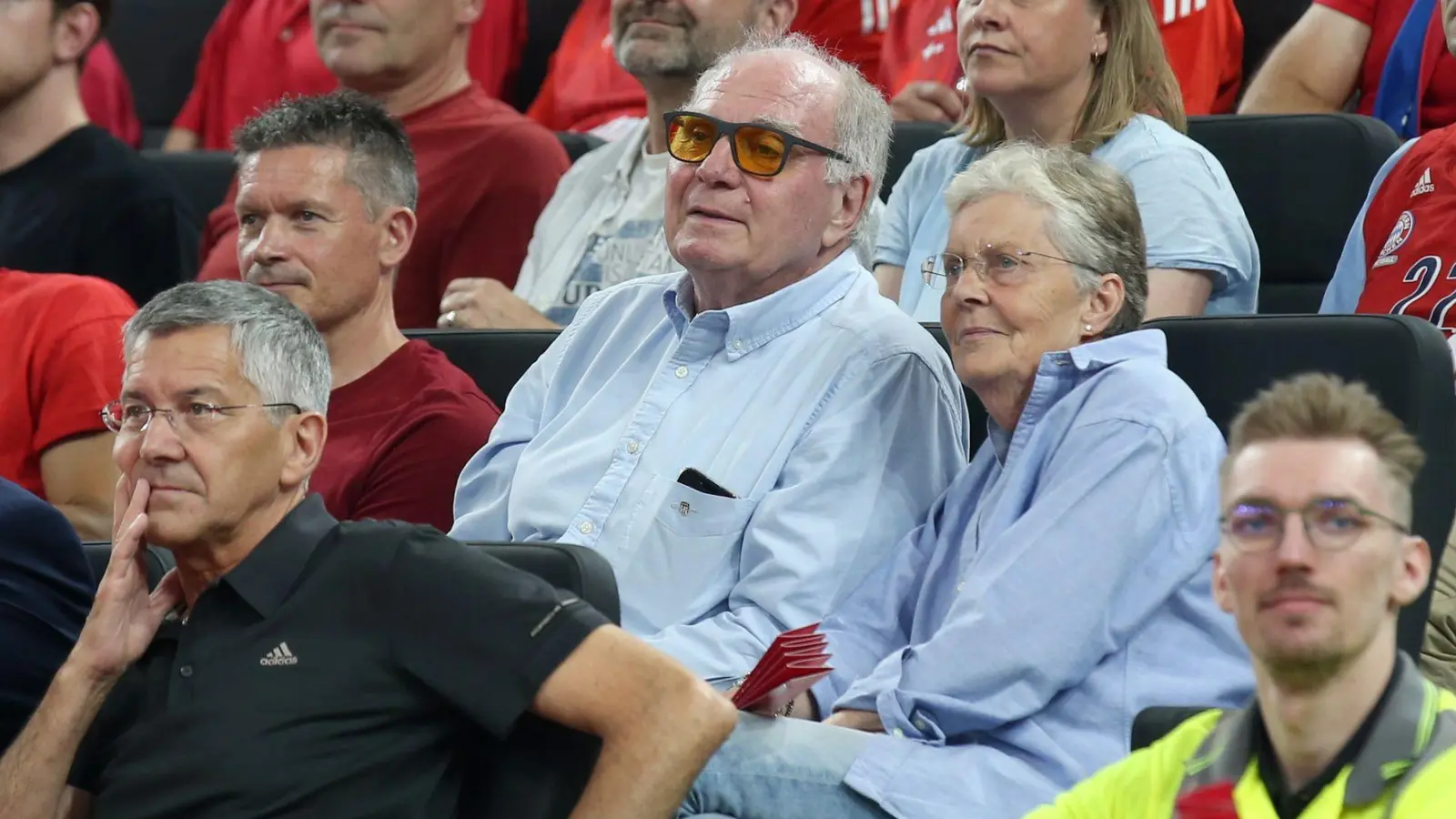 Fieberten auf der Tribüne mit: Uli Hoeneß und Herbert Hainer. (Foto: Matthias Stickel/dpa)