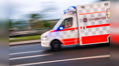 Ein Rettungswagen auf Einsatzfahrt. (Foto: Lino Mirgeler/dpa/Symbolbild)