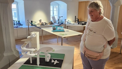 Vom Turm durch den Trichter auf die Landebahn: Zumindest gestalterisch ist das Thema Fliegen Teil der Murmelbahnen, die derzeit im Flugpionier-Museum in Leutershausen bestaunt werden können. (Foto: Wolfgang Grebenhof)