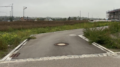 Der Stein des Anstoßes, der viel Geld kostet: Diese Verbindungsstraße war erst rund 5,50 Meter breit, wurde dann verschmälert und soll nun wieder verbreitert werden. (Foto: Florian Pöhlmann)