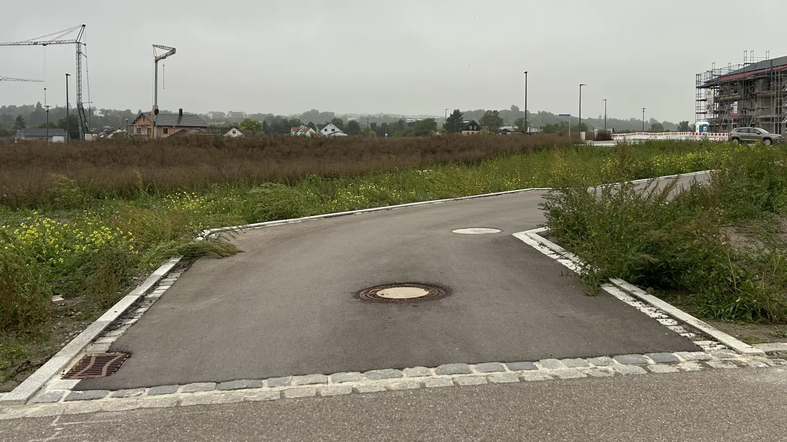 Der Stein des Anstoßes, der viel Geld kostet: Diese Verbindungsstraße war erst rund 5,50 Meter breit, wurde dann verschmälert und soll nun wieder verbreitert werden. (Foto: Florian Pöhlmann)