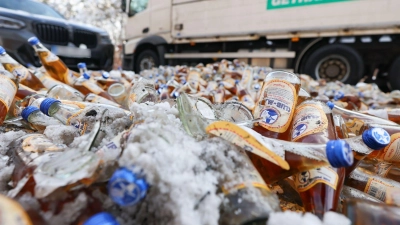Die Bundesstraße 470 war nach dem Unfall für die Bergung der Ladung gesperrt. (Foto: Daniel Löb/dpa)