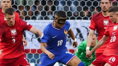 Die Franzosen um Kylian Mbappé (M.) kamen gegen Polen nur zu einem Unentschieden. (Foto: Friso Gentsch/dpa)