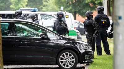 Einer der Angeklagten soll mit dem Auto auf die Angegriffenen zugefahren sein. (Archivbild)   (Foto: Matthias Balk/dpa)