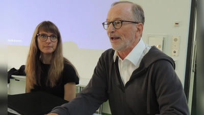 Stellte den Spielplan für die Sommersaison 2025 der Kreuzgangspiele in Feuchtwangens Stadtrat vor: Intendant Johannes Kaetzler – hier zusammen mit Dramaturgin Dr. Maria Wüstenhagen. (Foto: Peter Zumach)