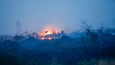 Weite Teile des Hohen Venn an der Grenze zu Deutschland sind von den Flammen betroffen. Ein Brand im Hochmoor birgt besondere Gefahren. (Foto: Thomas Banneyer/dpa)