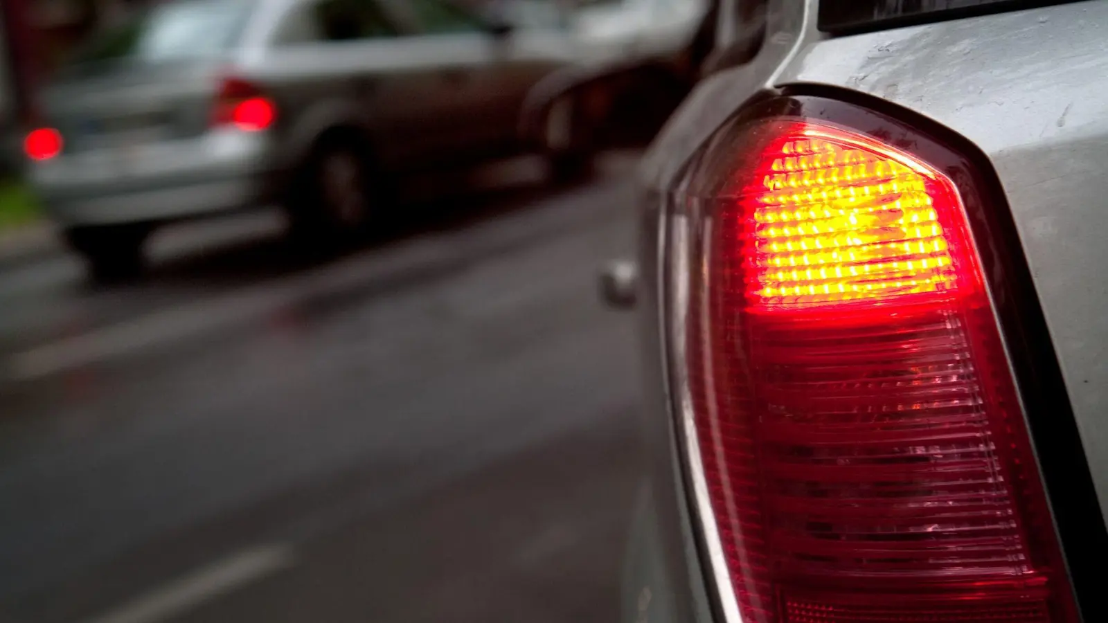 Wildwest auf der Straße: Manchmal ereignen sich haarsträubende Sachen, wie etwa eine Verfolgungsjagd - in einem Fall klagte ein Unbeteiligter wegen Nötigung. (Foto: Franziska Gabbert/dpa-tmn)