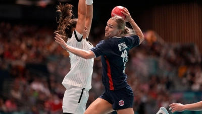 Gegen Norwegen brechen Deutschlands Handballerinnen nach einem Blitzstart ein. (Foto: Aaron Favila/AP/dpa)