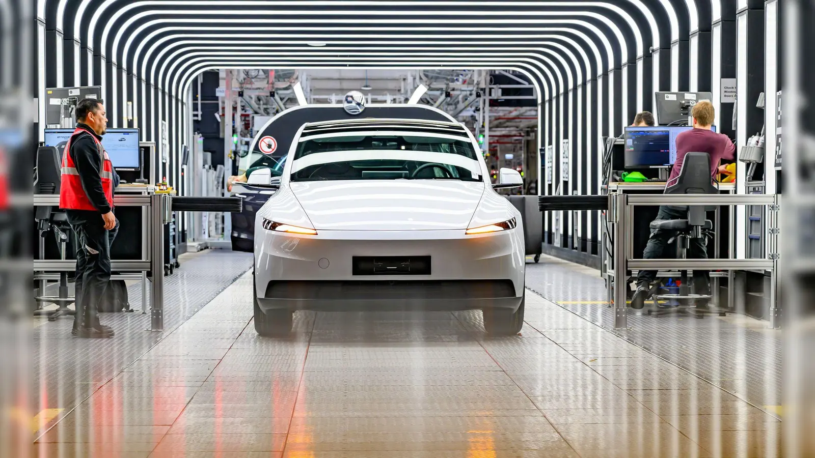 Der Elektroautobauer Tesla will in seiner Fabrik in Grünheide 1.000 Beschäftigte innerhalb weniger Monate neu einstellen. (Archivbild) (Foto: Patrick Pleul/dpa)