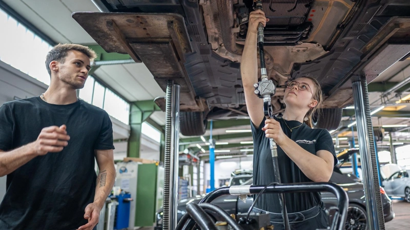 Vor allem Ausbildungen im Kfz-Bereich sind beliebt in der gesamten Region: Mit insgesamt 83 unterschriebenen Verträgen dieses Jahr ist dieser Beruf auf Platz eins. (Archivbild: Mirko Fryska)