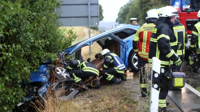 Bei dem Unfall verformte sich das Auto durch den Aufprall stark. (Foto: NEWS5 / Thomas Haag)