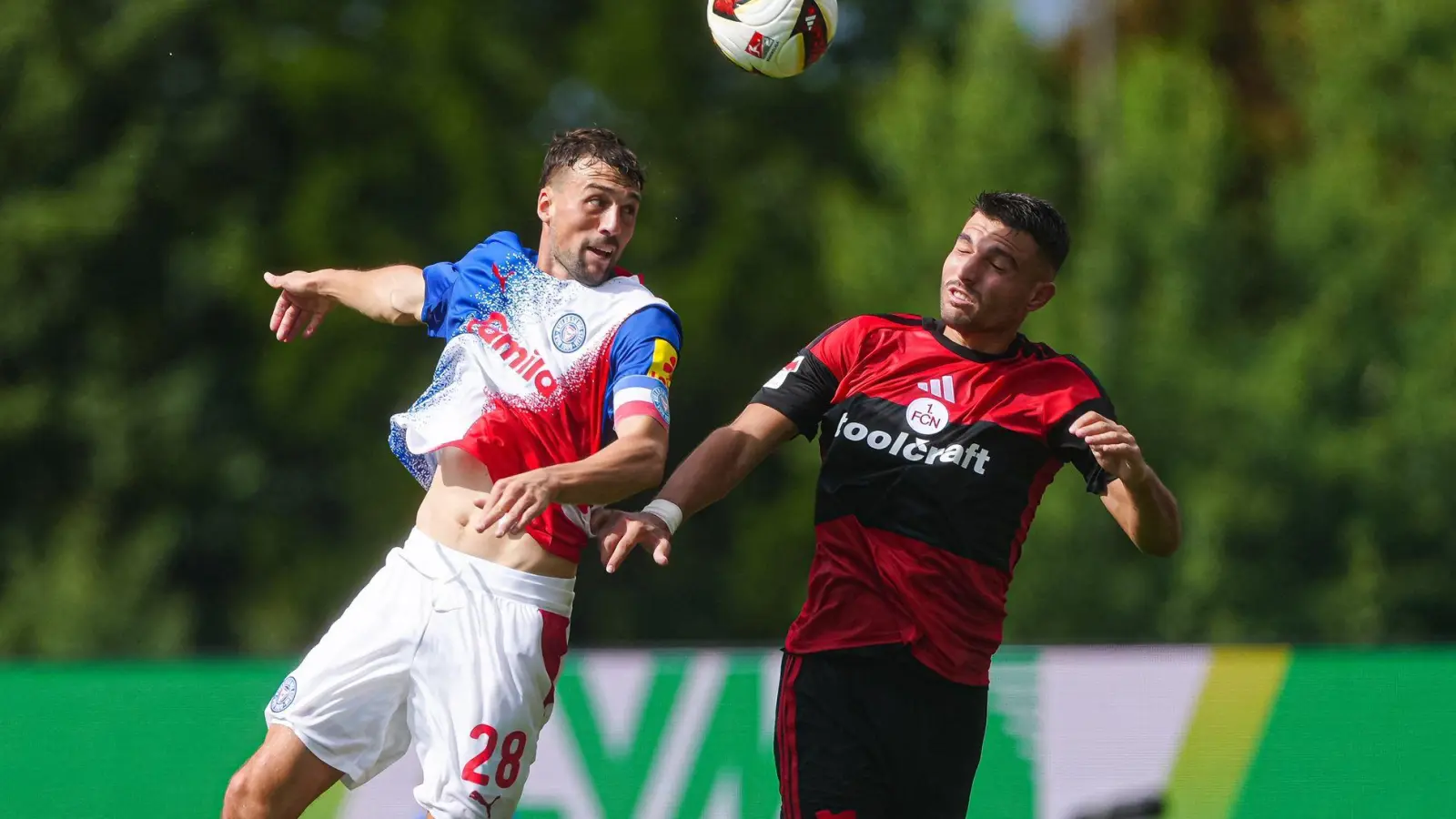 Jonas Meffert (Holstein Kiel, l) und Alexios Kalogeropoulos (1. FC Nürnberg) in Zweikampf. (Foto: Marcel von Fehrn/dpa)