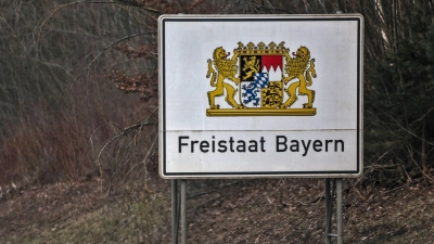 An den Landesgrenzen sind entlang der Autobahnen Schilder mit dem „großen Staatswappen” postiert. Ein solches wurde jetzt bei Schnelldorf geklaut. (Archivbild: Tizian Gerbing)