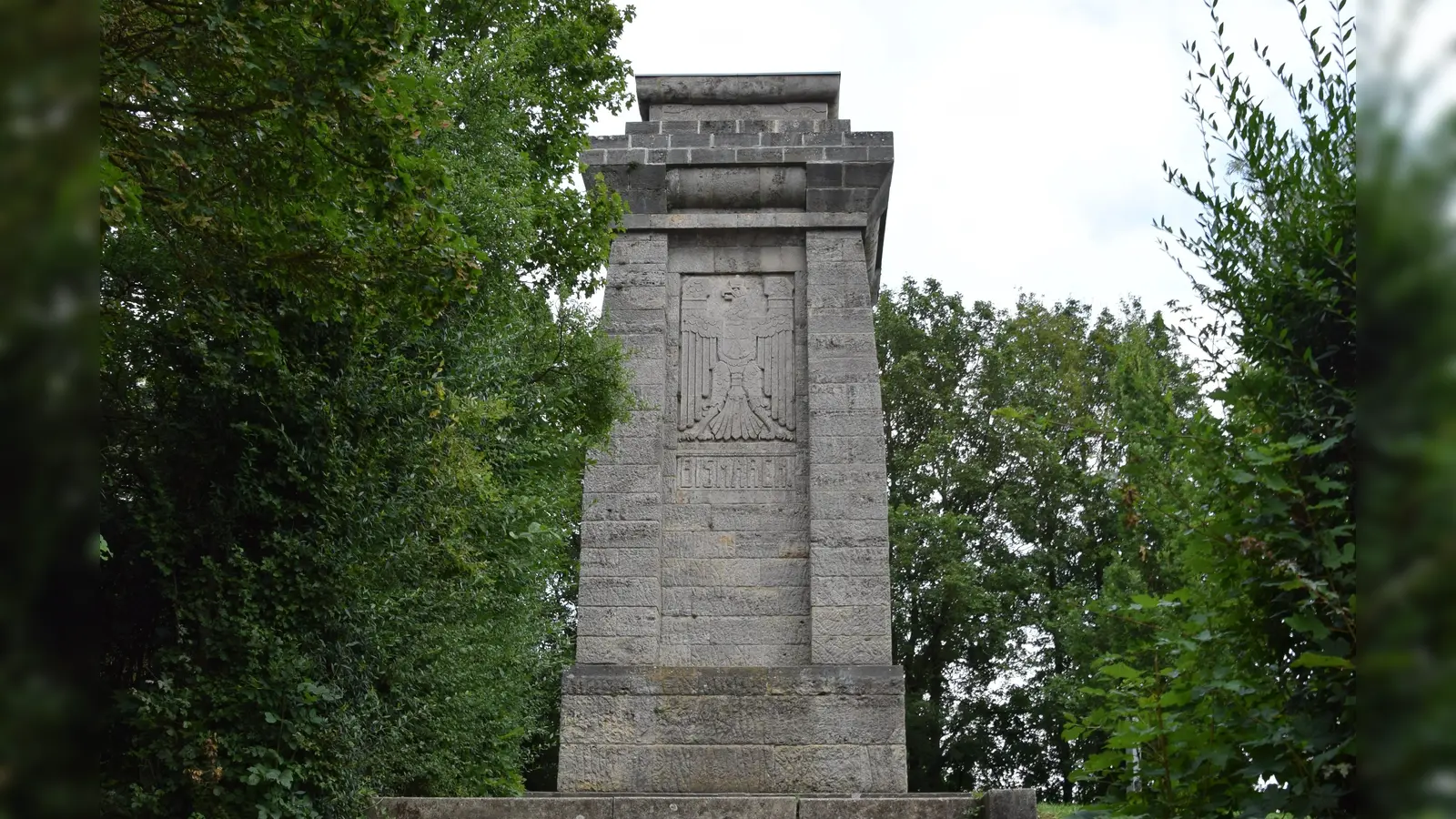 Der Bereich rund um den Bismarckturm ist von außen schlecht einsehbar. Jugendliche nutzen dies, um hier ausgelassen zu feiern. (Foto: Florian Schwab)