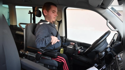 Autofahren mit Hilfe eines Joysticks: Das Fahrzeug ist an die individuellen Bedürfnisse von Josef Fleischmann angepasst. (Foto: Silvia Schäfer)