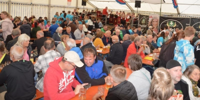 Fröhlichkeit und Gemeinschaft zeichnen die Zeltkirchweih in Großohrenbronn aus. (Foto: Peter Tippl)
