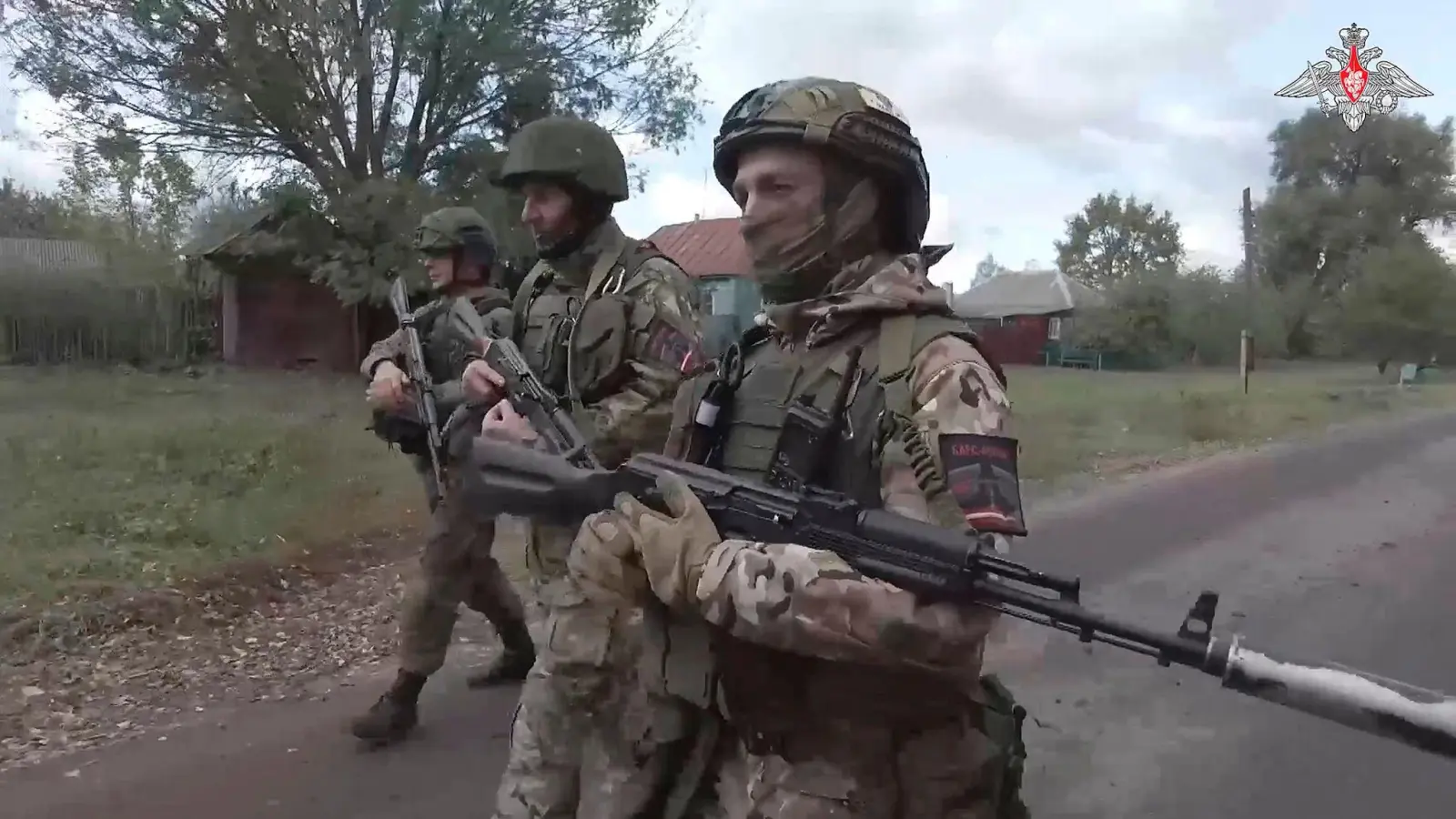 Russische Soldaten in einem Dorf im Grenzgebiet Kursk - nicht immer waren sie zum Schutz der Bewohner dort, wie ein Minister nun einräumte. (Archivbild) (Foto: Uncredited/Rusian Defense Ministry Press Service via AP/dpa)