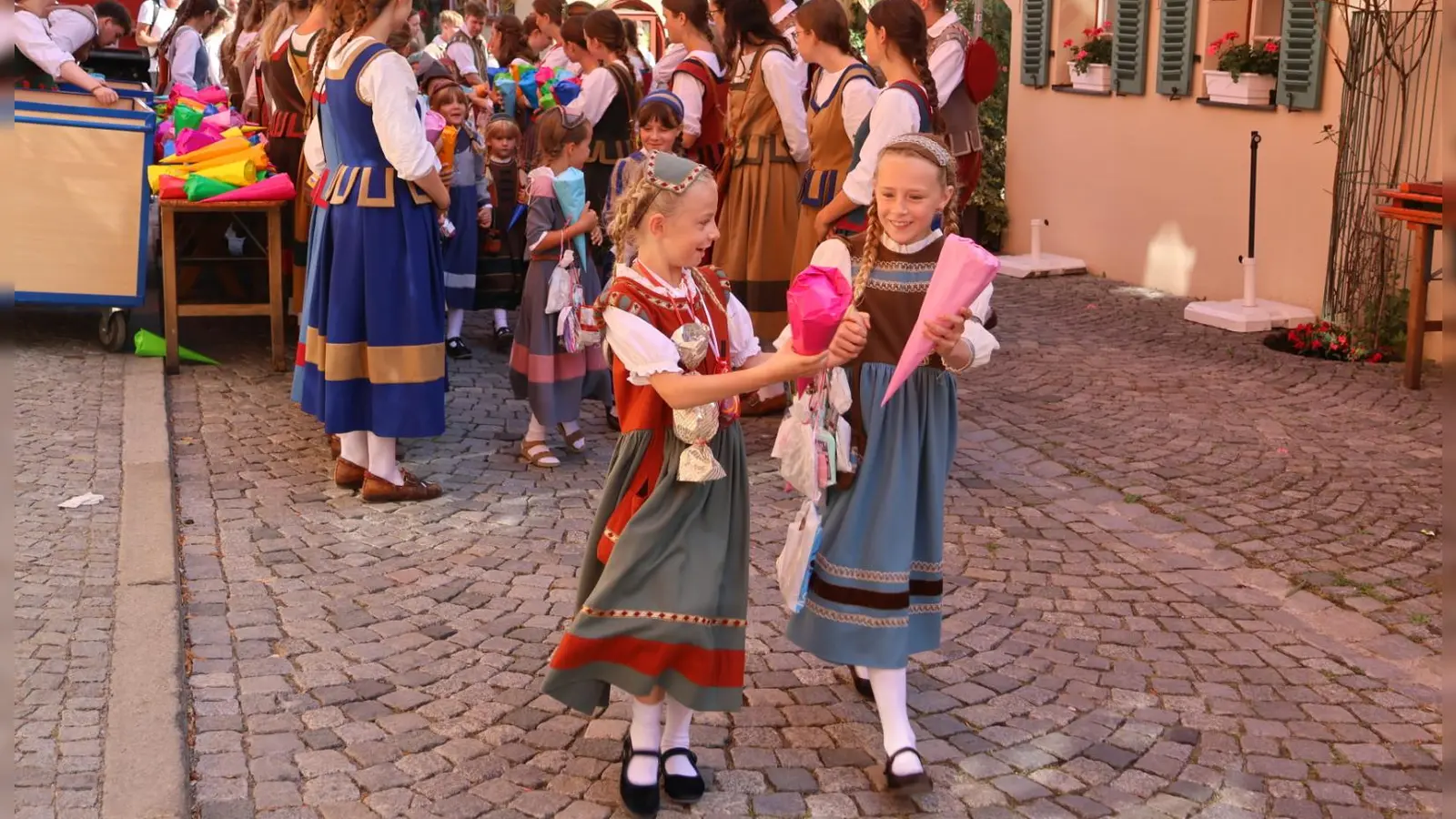 Freude über eine bunte Zuckertüte: Die Beschenkung der Dinkelsbühler Kinder am Kinderzech-Dienstag geht auf eine jahrhundertealte Tradition zurück. (Foto: Martina Haas)