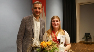 Bürgermeister Stefan Bach bedankte sich bei Paula Heidingsfelder für ihr ehrenamtliches Engagement. (Foto: Daniel Ammon)