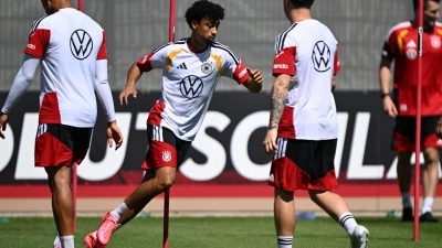 Nathaniel Brown (M) im Einsatz beim Training vor dem Finnland-Spiel.  (Foto: Federico Gambarini/dpa)