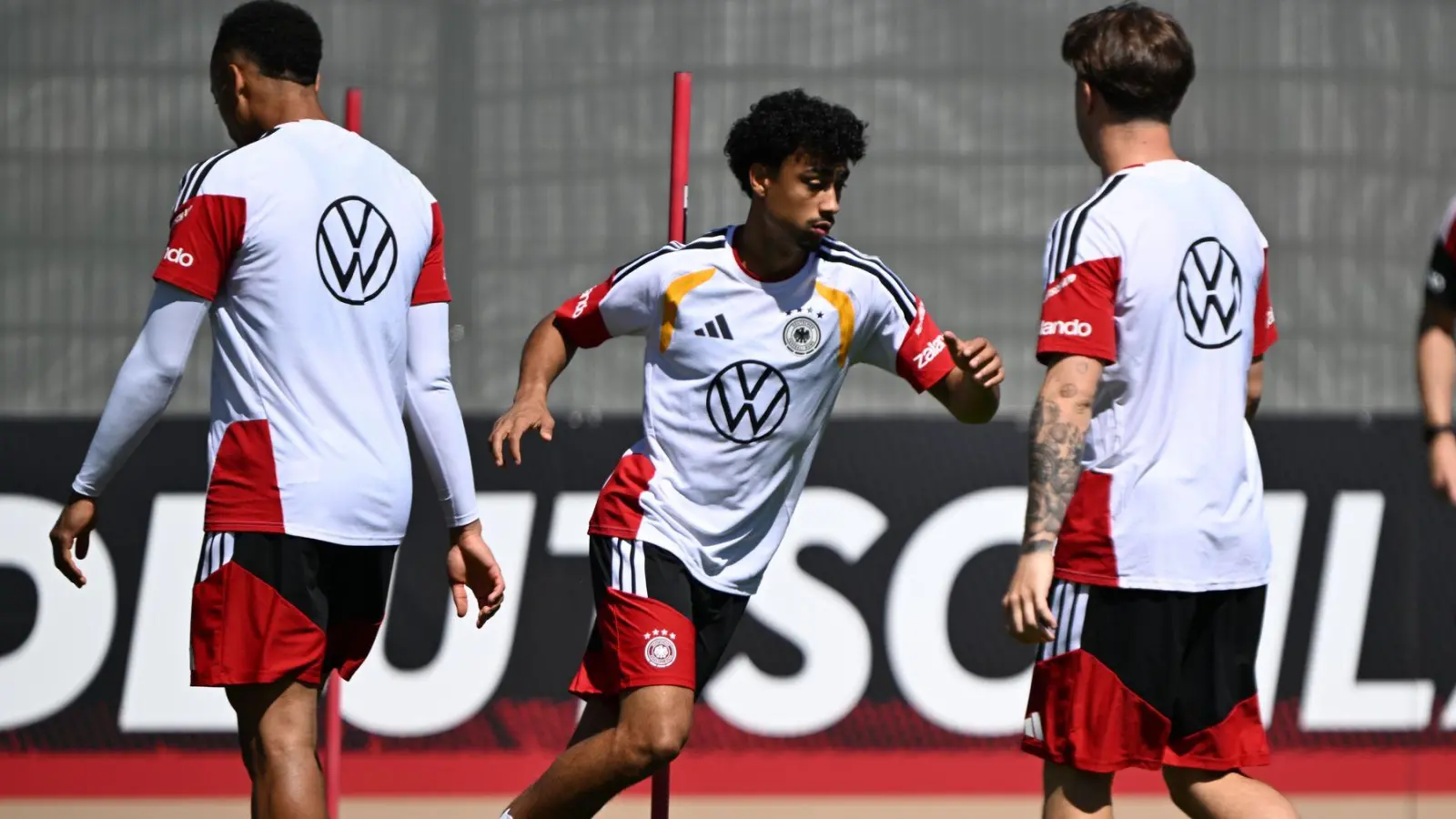 Nathaniel Brown (Mitte) beim Training mit der Nationalmannschaft.  (Foto: Federico Gambarini/dpa)