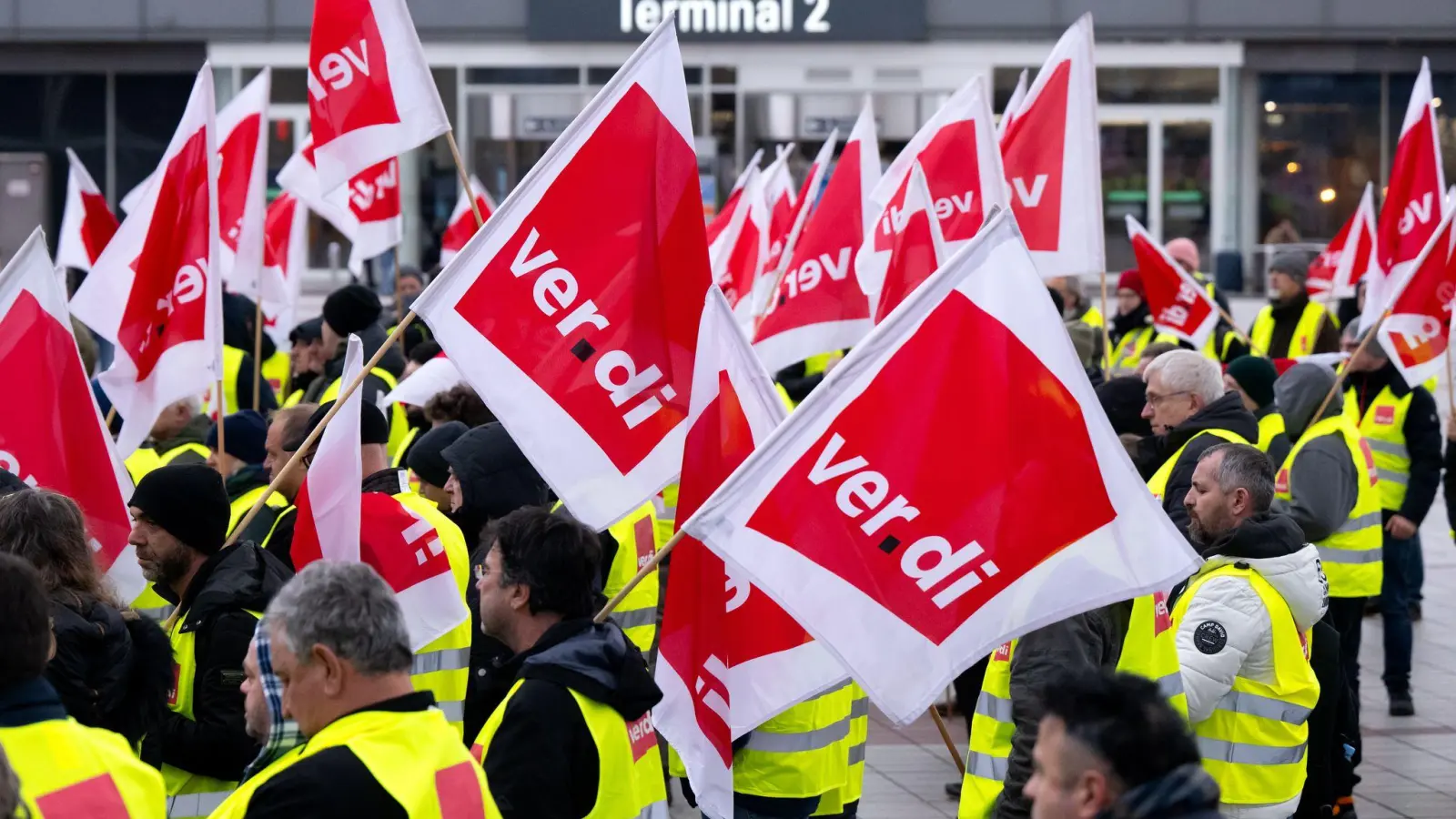 Warnstreiks gab es in dieser Woche bereits am Münchner Flughafen - weitere sollen kommende Woche folgen.  (Foto: Sven Hoppe/dpa)