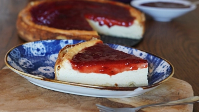 Fruchtig veredelt: Der Käsekuchen bekommt nach dem Backen einen Pflaumenspiegel. (Foto: Mareike Pucka/biskuitwerkstatt.de/dpa-tmn)