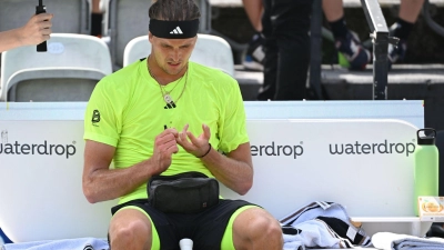 Regelmäßig überprüft Alexander Zverev während seiner Tennis-Matches seinen Blutzuckerwert. (Archivbild) (Foto: Marijan Murat/dpa)