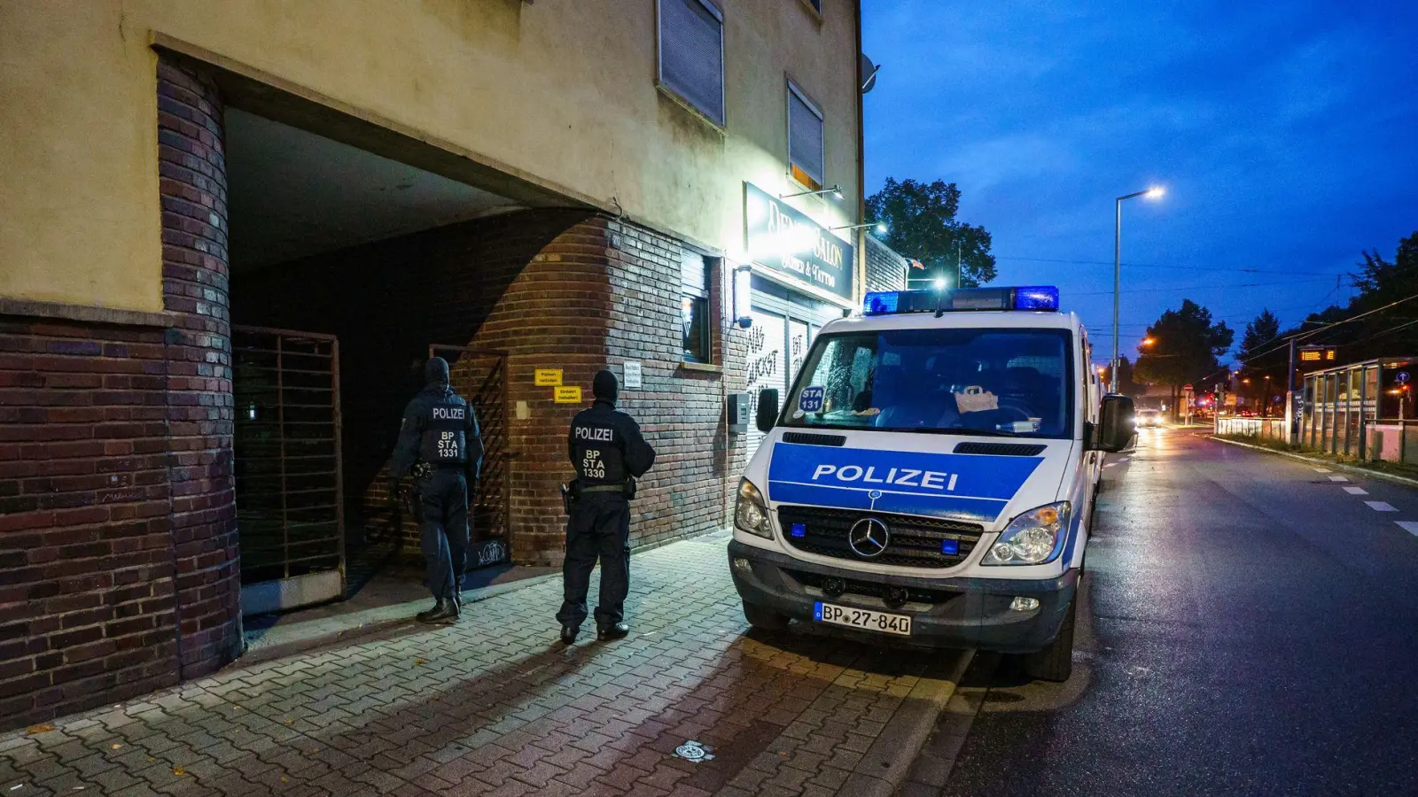 Die Polizei ist unter anderem in Mannheim wegen der Razzia im Einsatz. (Foto: Andreas Arnold/dpa)