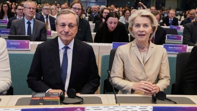 Mario Draghi (M.l.) und Ursula von der Leyen (M.r.) in Brüssel. Vor fast genau einem Jahr hat der frühere EZB-Chef seinen Bericht über Europas Wettbewerbsfähigkeit vorgestellt. (Foto: Virginia Mayo/AP/dpa)