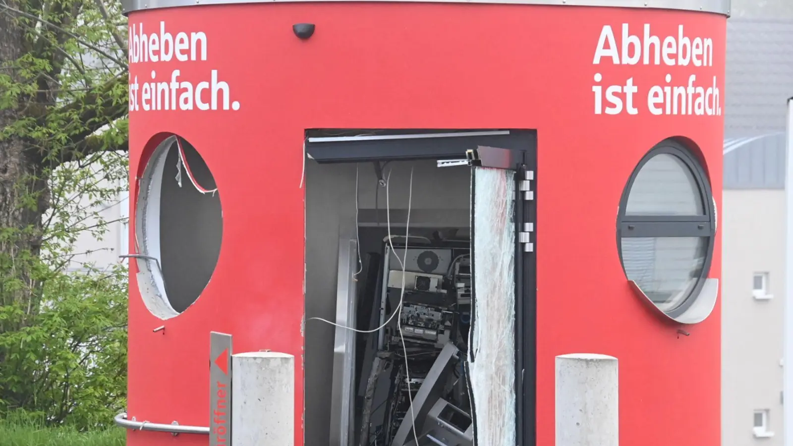 Bei Geldautomatensprengungen nutzen Kriminelle gefährliche Stoffe und richten hohen Schaden an. Bundesweit gehen Einsatzkräfte gegen solche Taten vor.  (Archivbild)  (Foto: Sebastian Klemm/dpa)