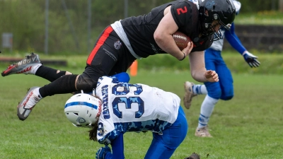 Grizzlies-Cornerback Branimir Djurkin bei einem Tackle gegen den Neumarkter Receiver. (Foto: Tobias Wernick)