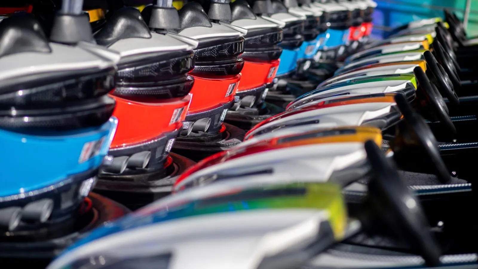 Eine 82-Jährige prallte am Pfarrkirchner Volksfest gegen einen Autoscooterbetrieb, welcher sich gerade im Aufbau befindet. (Symbolbild) (Foto: Hauke-Christian Dittrich/dpa)